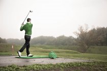 Homme jouant au golf — Photo de stock