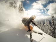 Uomo sciare in montagna — Foto stock