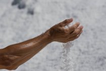 Mão humana segurando sal — Fotografia de Stock