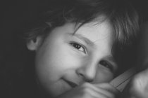 Portrait de fille en noir et blanc — Photo de stock