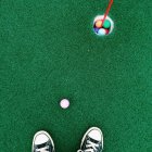 Людськими ногами на полі для гольфу — стокове фото