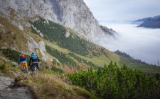 Два горных велосипедиста спускаются в долину — стоковое фото