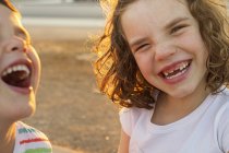 Zwei glückliche Kinder lachen — Stockfoto
