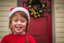 Heureuse fille dans chapeau de Noël — Photo de stock
