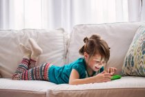 Девушка играет с цифровым планшетом — стоковое фото