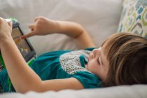 Mädchen spielt mit digitalem Tablet — Stockfoto