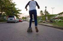 Chica skateboarding en la calle - foto de stock