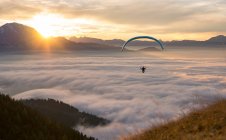 Parapente volant au-dessus des nuages — Photo de stock