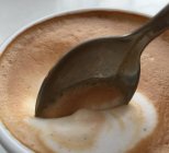Cuillère en remuant tasse de café — Photo de stock