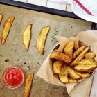 Spicy baked potato wedges — Stock Photo