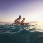 Jungen rudern auf einem Surfbrett — Stockfoto