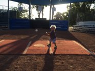 Garçon jouer au baseball dans le parc — Photo de stock