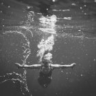 Mulher nadando debaixo d 'água — Fotografia de Stock