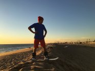 Junge steht auf Sandbrett — Stockfoto