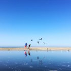 Uomo e figli sulla spiaggia — Foto stock