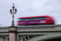 Autobús rojo en el puente de Westminster - foto de stock