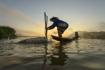 Zwei Männer angeln — Stockfoto