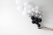 Сковорода з літаючими кульками — стокове фото