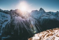 Sommet de montagne enneigé — Photo de stock