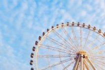 Чертово колесо на голубом небе — стоковое фото