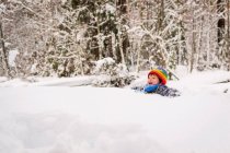 Niño feliz atrapado en la nieve - foto de stock