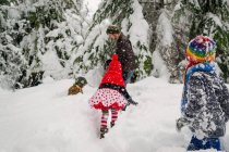 Pai com crianças brincando na neve — Fotografia de Stock