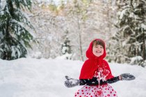 Девушка играет на снегу — стоковое фото