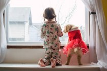 Mädchen im Pyjama mit Hund — Stockfoto