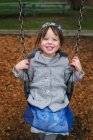 Sonriente chica en swing - foto de stock