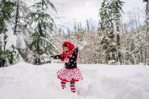 Chica jugando con la nieve - foto de stock