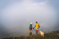 Мальчик и девочка с щенком — стоковое фото