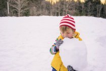 Мальчик ест снег — стоковое фото
