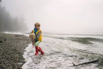 Junge trägt Hundewelpen — Stockfoto