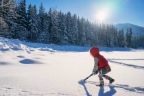 Mädchen schaufelt Schnee — Stockfoto