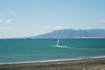 L'uomo windsurf in mare — Foto stock
