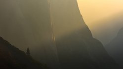 Luz del sol de la mañana en las montañas - foto de stock