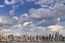 Stadtsilhouette vom Ufer aus — Stockfoto