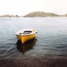 Barca ancorata in acque calme — Foto stock