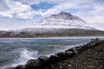Paysage hivernal avec pic montagneux — Photo de stock