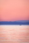 Човен на озері Мічиган — стокове фото