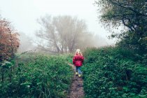 Mädchen läuft in Nebel — Stockfoto