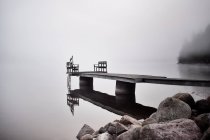 Pier reflektiert in der Wasseroberfläche — Stockfoto