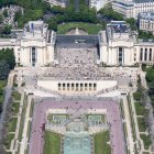 Elevated view of crowded Palais de Chaillot — Stock Photo