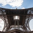 Vista inferior da torre Eiffel — Fotografia de Stock