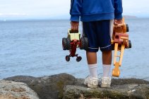 Junge mit Spielzeug in beiden Händen — Stockfoto