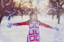 Дівчина кидати сніг — стокове фото