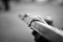 Mains de l'enfant tenant une rambarde — Photo de stock