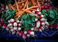 Verduras en el mercado de los agricultores - foto de stock