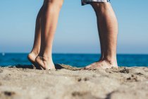 Jeune couple sur la plage — Photo de stock