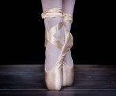 Ноги балерины стоя на цыпочках — стоковое фото